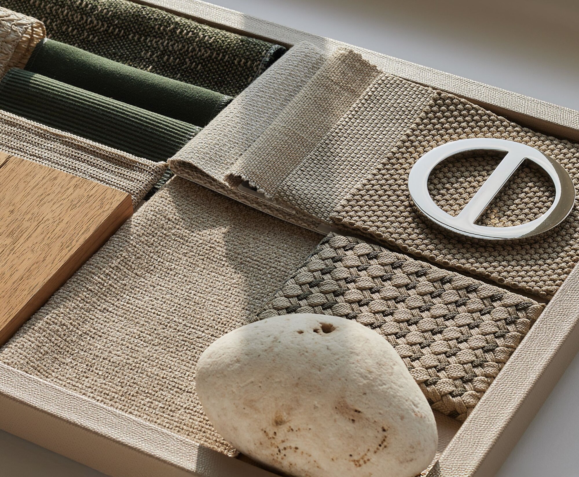 Box with Dutch Design logo and materials.